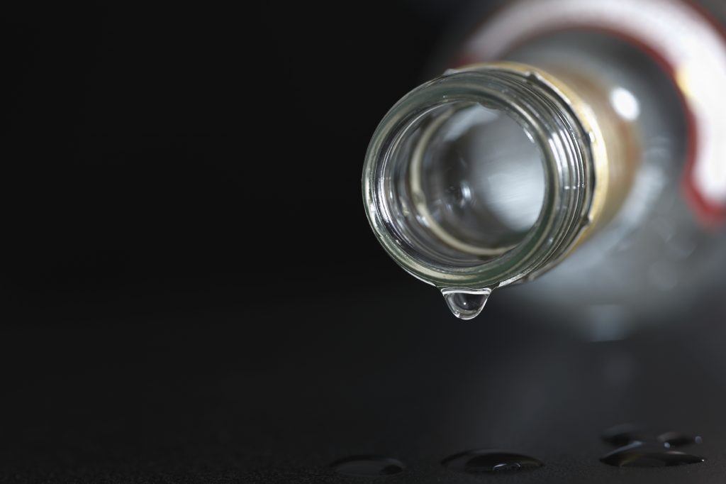 Dit is waarom je de hik krijgt van het drinken van alcohol